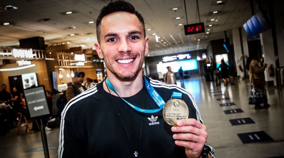 Πετρούνιας: Επέστρεψε στην Ελλάδα με το χρυσό μετάλλιο