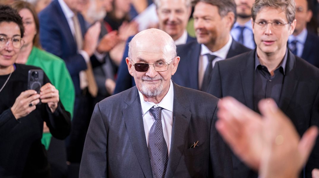 Σαλμάν Ρούσντι: Η τεχνητή νοημοσύνη δεν απειλεί τους συγγραφείς - εκτός αν καταφέρει να κάνει τους ανθρώπους να γελούν