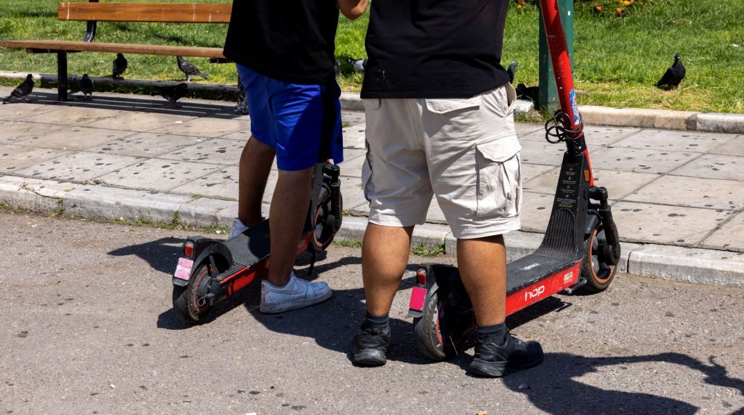 Θεσσαλονίκη: Οδηγούσαν πατίνια ανάμεσα σε πεζούς και αυτοκίνητα, χωρίς κράνος και με το κινητό στο χέρι