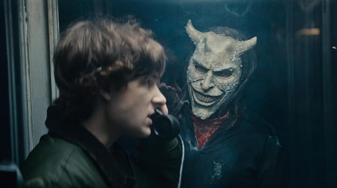Αποκαλύφθηκε το τρέιλερ του Black Phone 2 - Η ταινία τρόμου με τον Ίθαν Χοκ βασίζεται σε διήγημα του Τζο Χιλ, γιου του Στίβεν Κινγκ