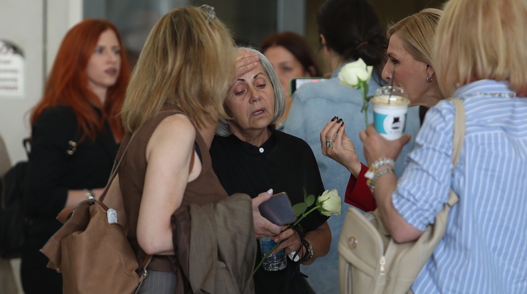 Συγγενείς των θυμάτων της φονικής πυρκαγιάς στο Μάτι έξω από το Εφετείο