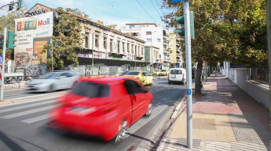 Βαριές ποινές και «τσουχτερά» πρόστιμα με τον νέο ΚΟΚ: Έως και 4.000€ για τη χρήση κινητού