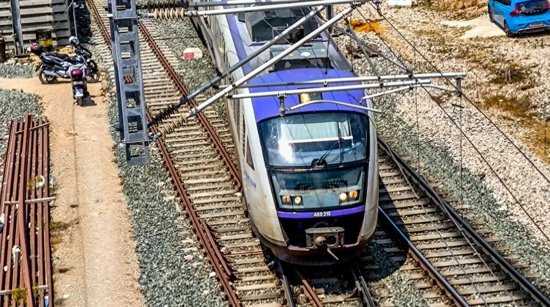 Πάτρα: Προαστιακός πέρασε με τις μπάρες ανοιχτές - Χάρη στην αντίδραση των οδηγών αποφεύχθηκε ατύχημα