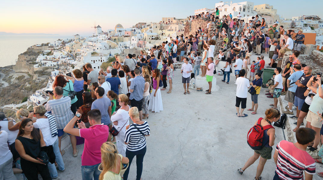 Η τουριστικοποίηση σαρώνει πόλεις και νησιά, εκτοπίζοντας κατοίκους