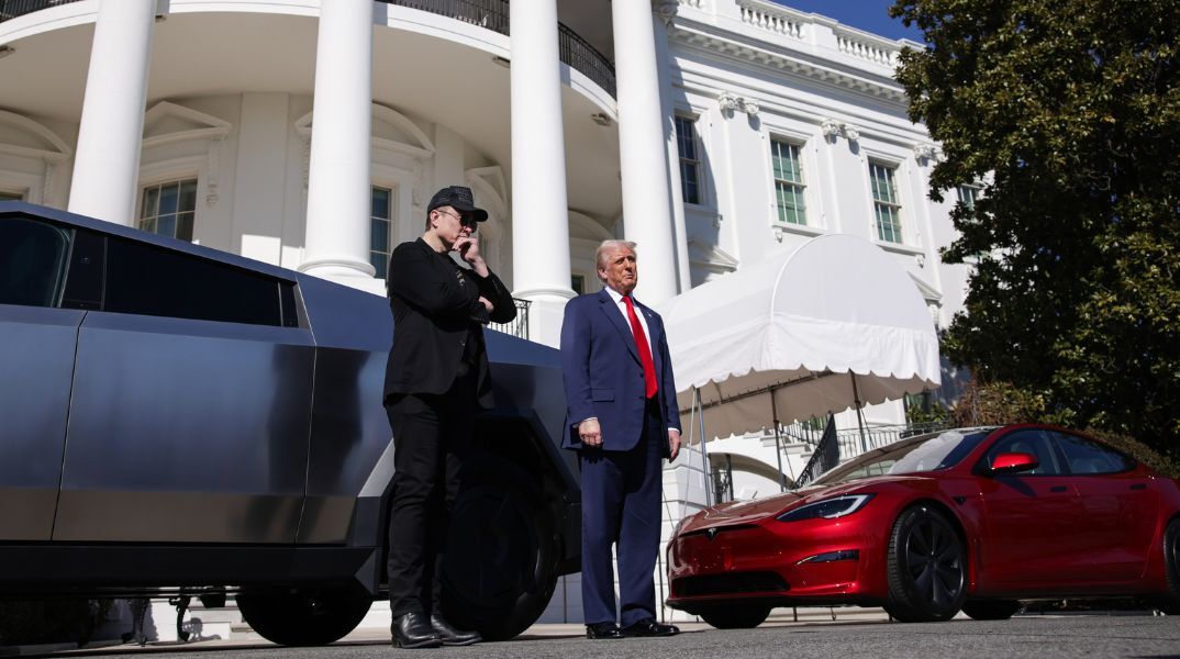 Η μετοχή της Tesla κατέρρευσε λόγω της διαμάχης Έλον Μασκ-Ντόναλντ Τραμπ, με απώλειες 152 δισ. δολαρίων και ανησυχίες για τις σχέσεις με το κράτος.