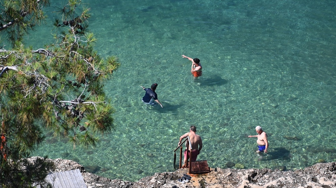 Λουόμενοι σε παραλία