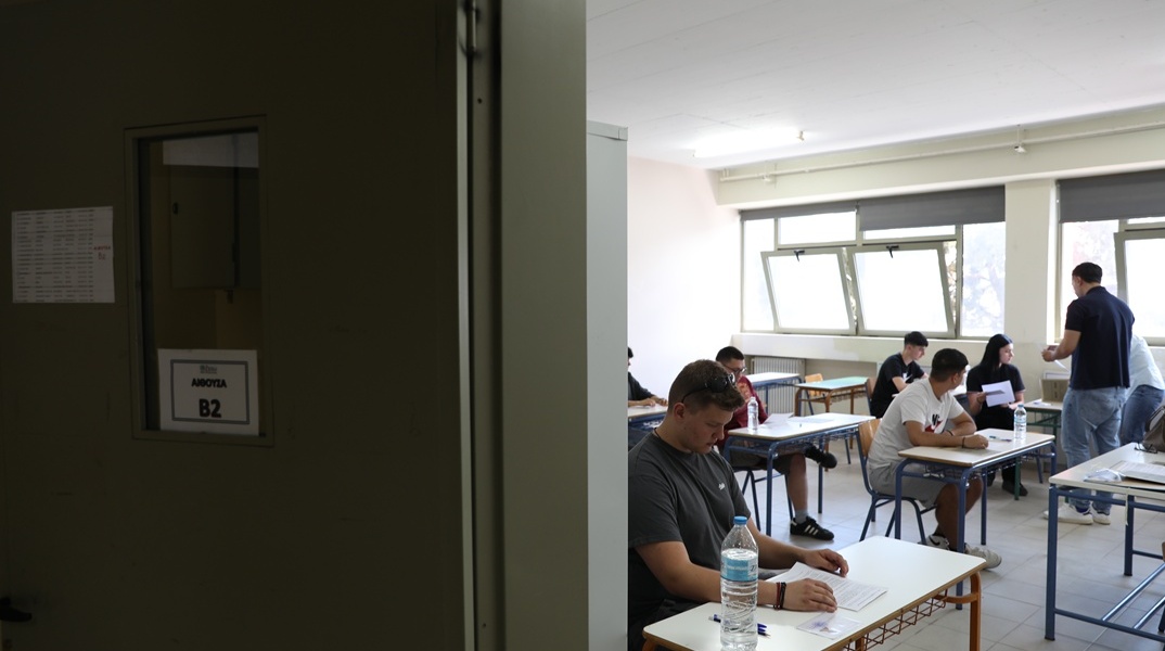 Υποψήφιοι μέσα σε εξεταστικό κέντρο των Πανελληνίων 2025