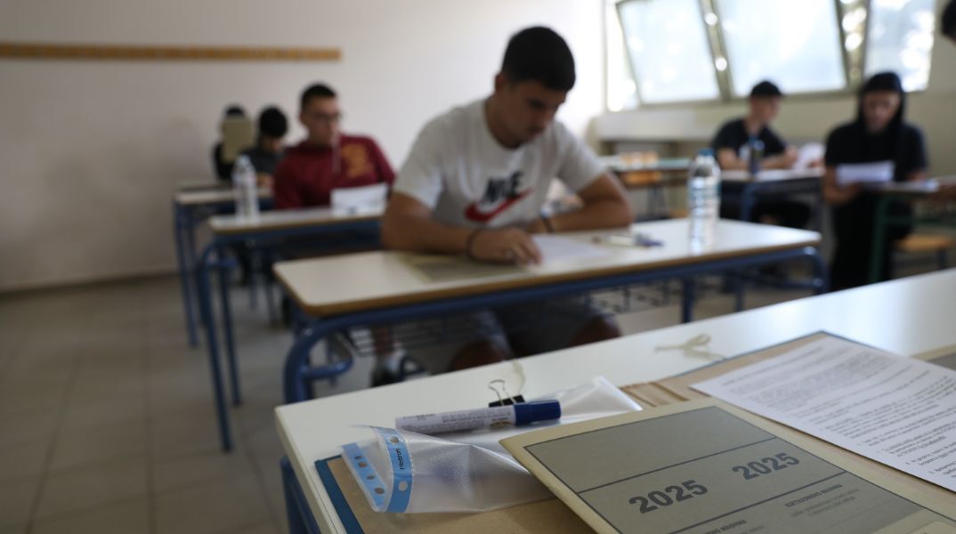 Πανελλήνιες 2025: Σχετικά εύκολα τα θέματα της ιστορίας σήμερα - Το σχόλιο της ΟΕΦΕ