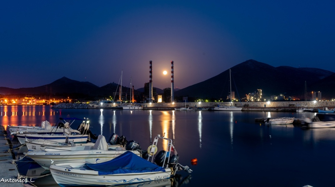 Το φεγγάρι της φράουλας πάνω από λιμανάκι