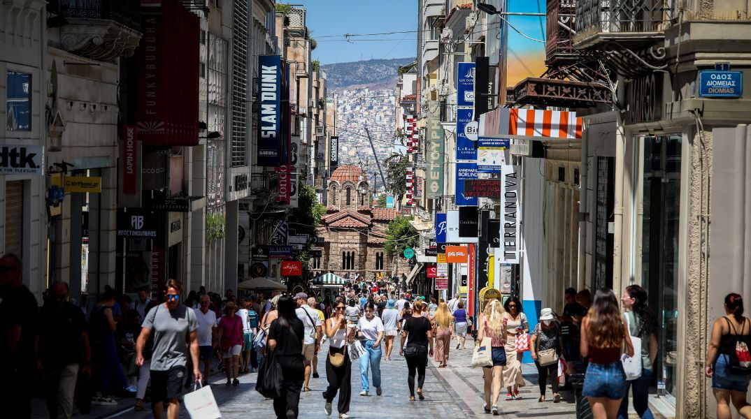 Θερινές εκπτώσεις 2025: Έναρξη 14 Ιουλίου με μειωμένες τιμές για τους καταναλωτές - Ποια Κυριακή θα είναι ανοιχτά τα καταστήματα 