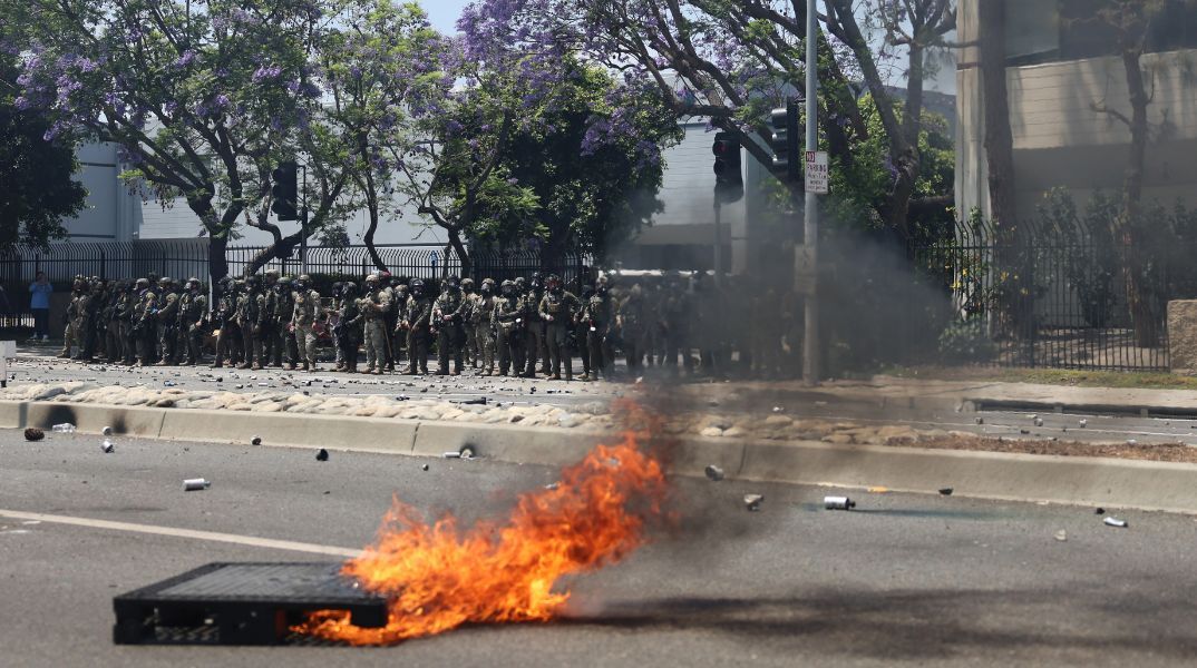 ΗΠΑ: Εθνοφρουρά στο Λος Άντζελες μετά τις ταραχές - Ο Ντόναλντ Τραμπ στέλνει 2.000 στρατιώτες λόγω συγκρούσεων μετά από επιδρομές κατά μεταναστών