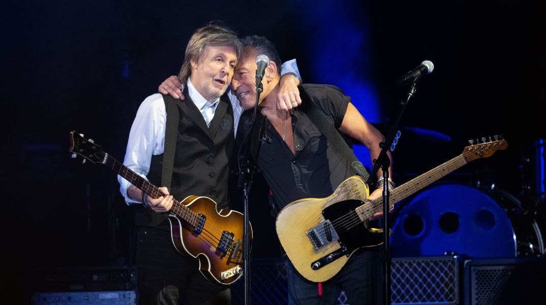 Πολ ΜακΚάρτνεϊ: Ανέβηκε στη σκηνή με τον Μπρους Σπρίνγκστιν για να παίξουν Beatles - Η κοινή εμφάνιση των δύο μουσικών θρύλων στο Λίβερπουλ.