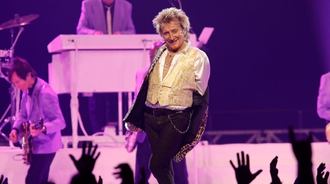 Ο Ροντ Στιούαρτ ακύρωσε έξι συναυλίες στις ΗΠΑ λόγω γρίπης, λίγες εβδομάδες πριν την εμφάνισή του στο φεστιβάλ Γκλάστονμπερι μαζί με τον Ρόνι Γουντ.