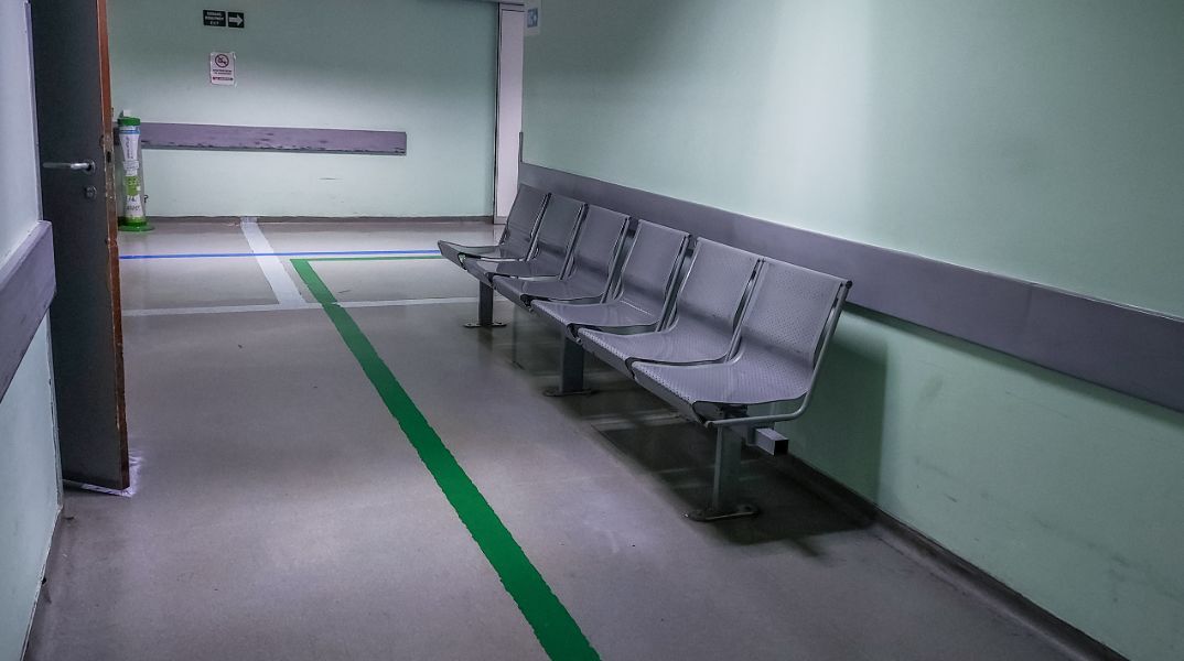 Συνελήφθησαν δύο νεαροί στο ΚΑΤ - Απείλησαν ασθενή με ψεύτικο πιστόλι