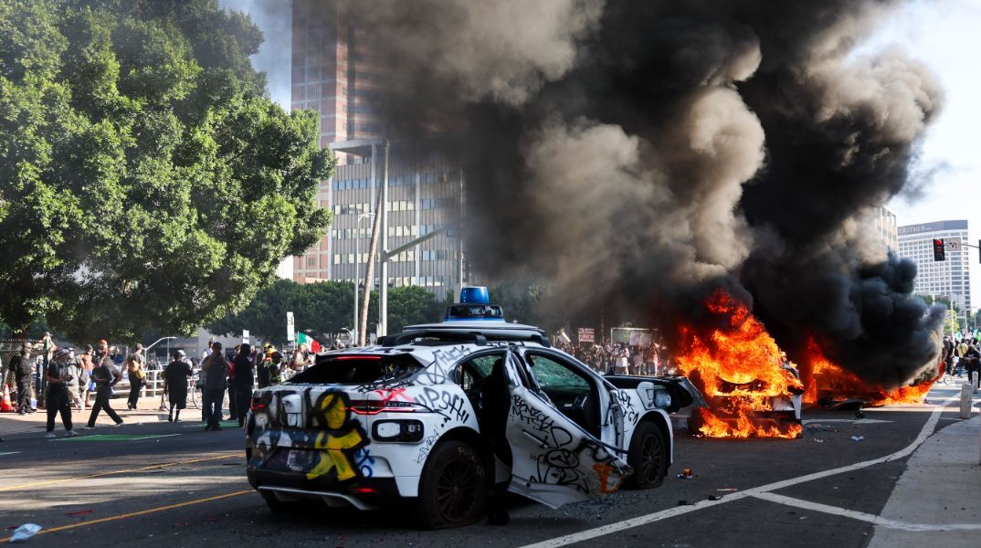 Λος Άντζελες: Τρίτη ημέρα διαδηλώσεων κατά των συλλήψεων μεταναστών - Συνεχίζεται η αντιπαράθεση μεταξύ του Τραμπ και των αρχών της Καλιφόρνιας