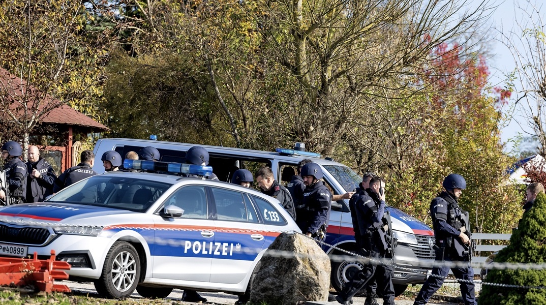 Περιπολικό και αστυνομικοί της Αυστρίας
