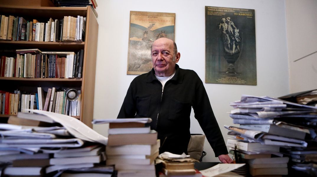 Βασίλης Παπαβασιλείου: Η κηδεία του σκηνοθέτη και συγγραφέα την Τετάρτη στην Αγία Σοφία Μεροπίου Ακροπόλεως - Αντί στεφάνων, δωρεές στην Κωστοπούλειο Στέγη.