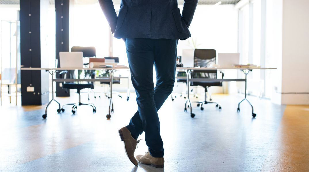 Γυναίκα στη Νότια Κορέα τιμωρήθηκε με πρόστιμο για σεξουαλική παρενόχληση - Κατέβασε το παντελόνι συναδέλφου της - Τι είναι το «pantsing»