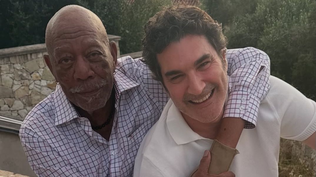 Ο Χριστόφορος Παπακαλιάτης υποδέχτηκε τον Μόργκαν Φρίμαν στους Παξούς - Ο διάσημος ηθοποιός είχε θαυμάσει το «Maestro» του Έλληνα δημιουργού.