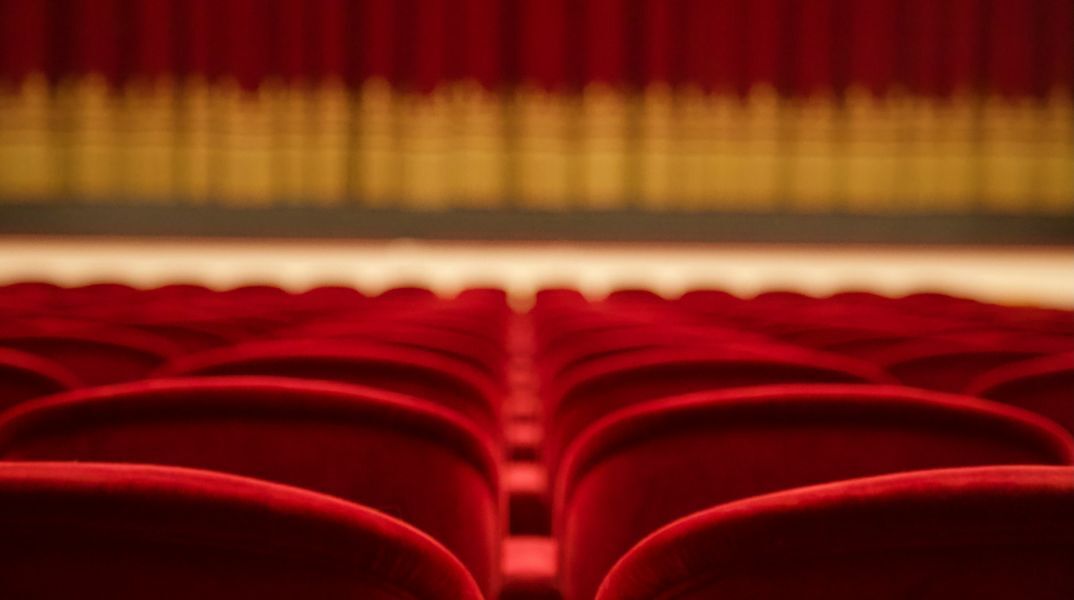Ποιοι δικαιούνται δωρεάν εισιτήρια θεάτρου - Ξεκινούν σήμερα οι αιτήσεις