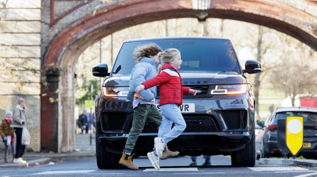 Έκθεση: Η συνεχής αύξηση του ύψους των καπό των αυτοκινήτων «σαφής απειλή» για τα παιδιά - Τα SUV αυξάνουν θανάτους πεζών και εκπομπές CO2 - Ζητείται όριο ύψους