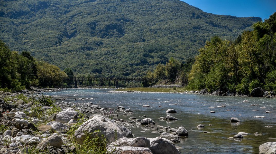 Άρτα: Δύο ανήλικα παιδιά ανασύρθηκαν χωρίς τις αισθήσεις τους από τον ποταμό Άραχθο
