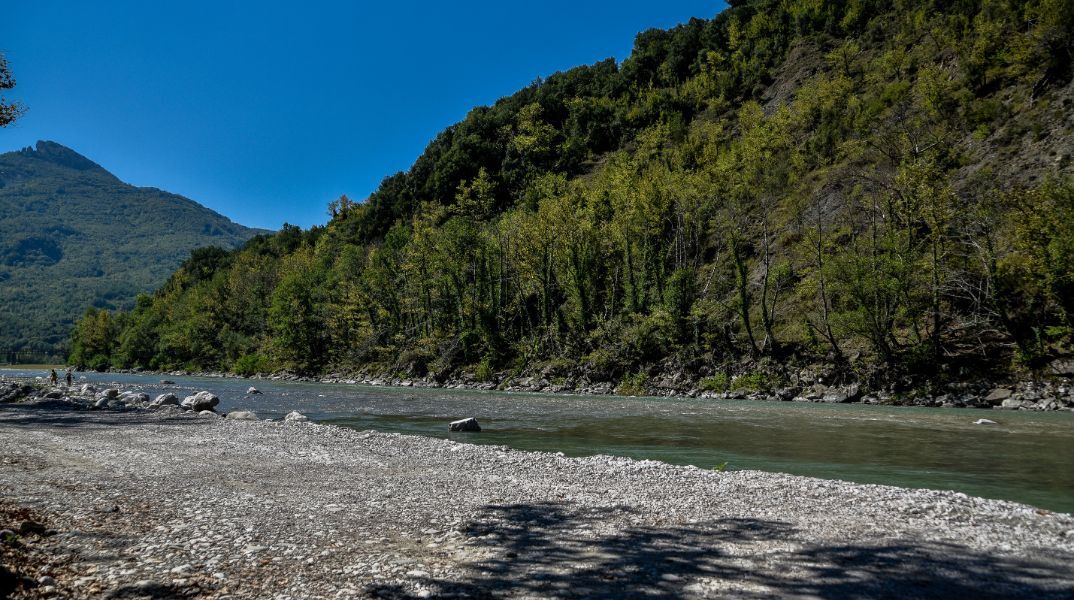 Άρτα: Χωρίς τις αισθήσεις τους τα δύο παιδιά στον Άραχθο ποταμό - Δύο φίλοι τους κατάφεραν να σωθούν