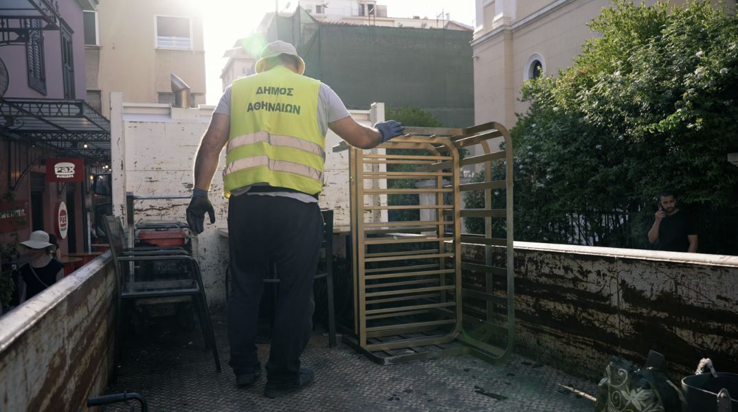 Δήμος Αθηναίων: «Καμπάνα» για αυθαιρεσίες στον δημόσιο χώρο και QR code σε κάθε κατάστημα - Επιχείρηση «σκούπα» για 67 παράνομα τραπεζοκαθίσματα