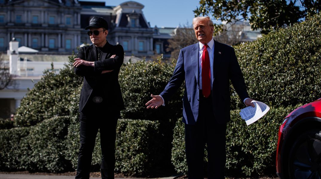 Ο Έλον Μασκ δηλώνει μεταμέλεια για τα επιθετικά του σχόλια κατά του Τραμπ, σε μια προσπάθεια αποκλιμάκωσης ενόψει κρίσιμων επιχειρηματικών κινήσεων.