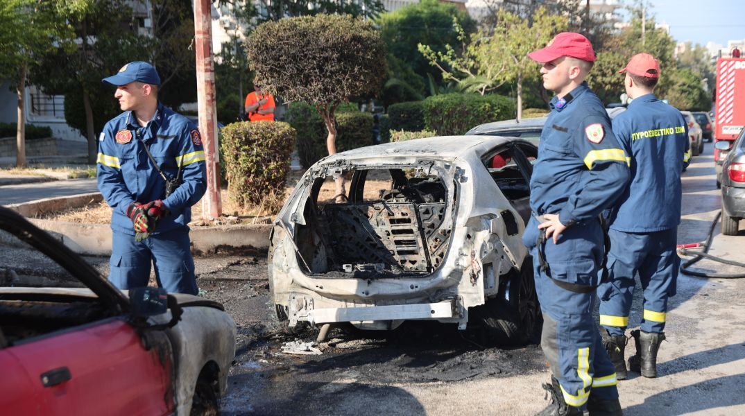 Φωτιά στη Νέα Σμύρνη: Κάηκαν πέντε αυτοκίνητα - Βρισκόντουσαν σε υπαίθριο χώρο στάθμευσης