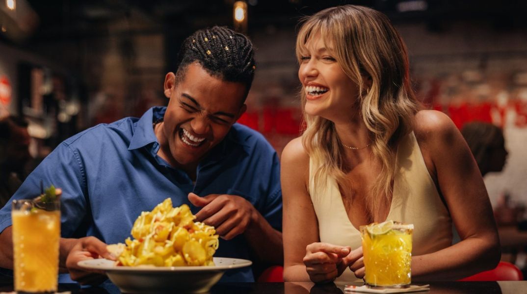 Η Κλέλια Ανδριολάτου και ο Εμμανουήλ Καραλής συνεργάζονται για πρώτη φορά σε μια digital καμπάνια των TGI Fridays, φέρνοντας κοντά τέχνη και αθλητισμό