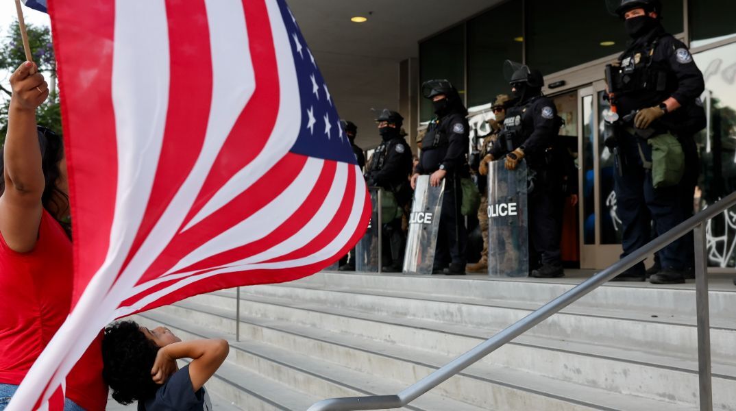 Συλλήψεις και απαγόρευση κυκλοφορίας στο κέντρο του Λος Άντζελες - Οργή για τις δηλώσεις Τραμπ περί «ξένης εισβολής»