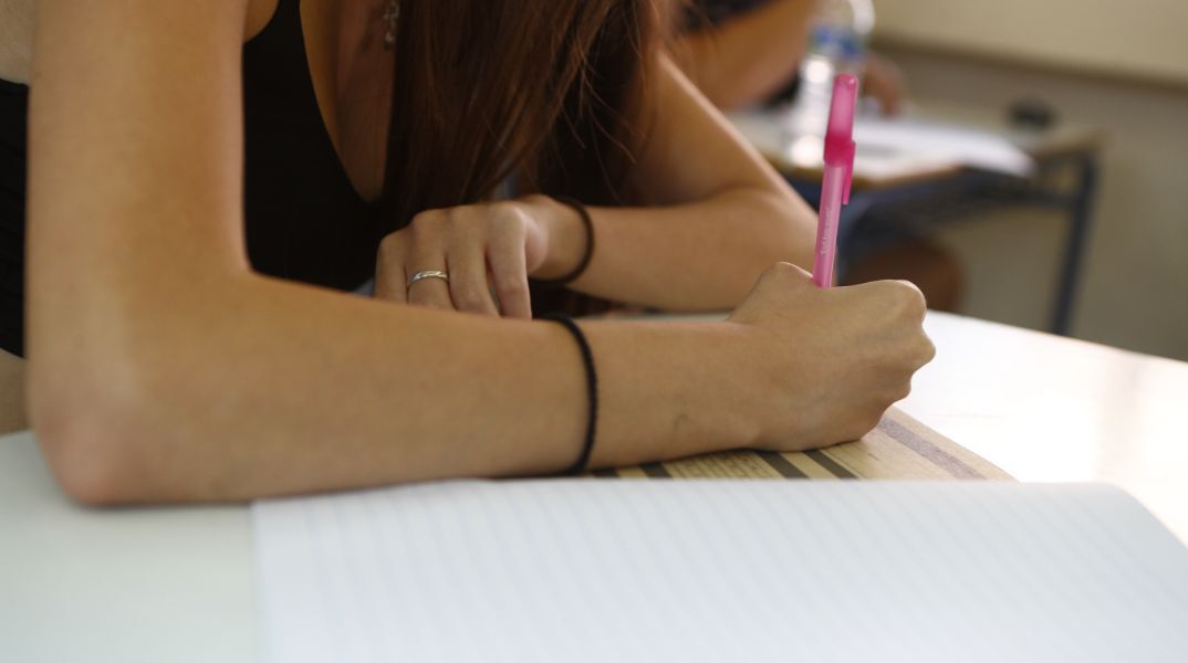 Πανελλήνιες 2025: Μαθήτρια κατήγγειλε λεκτική επίθεση και ρατσιστικά σχόλια από επιτηρήτρια - «Πώς ντύθηκες έτσι;»