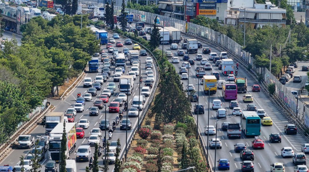 Ψηφίζεται σήμερα από τη Βουλή ο νέος ΚΟΚ -  Οι ποινές για αλκοόλ, κινητό, κράνος & παραβίαση STOP