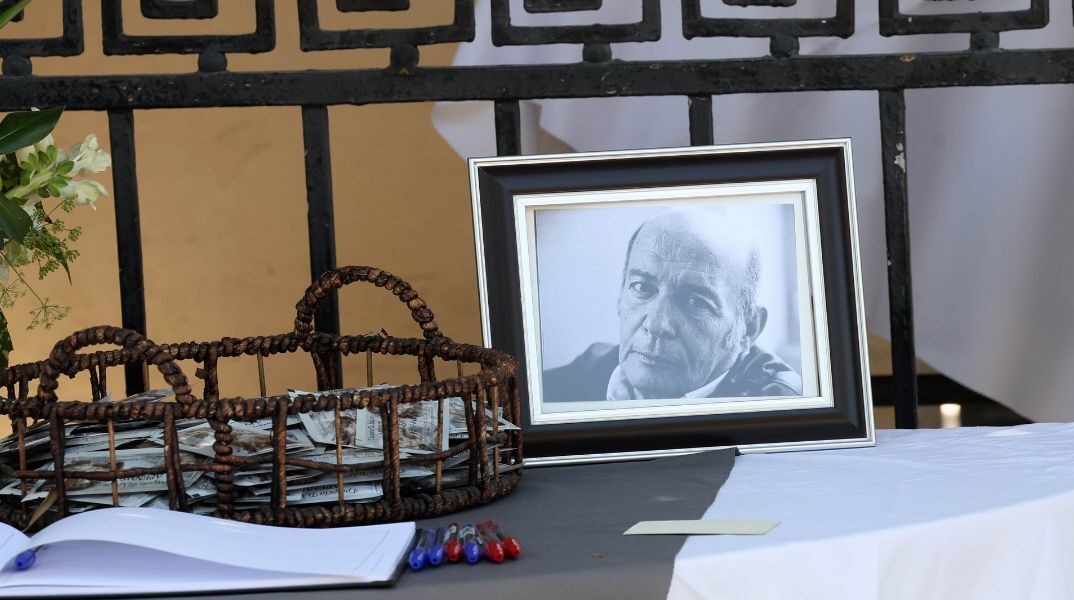 Ο τελευταίος αποχαιρετισμός στον Βασίλη Παπαβασιλείου - Συγγενείς, φίλοι, εκπρόσωποι της Τέχνης και του πολιτικού χώρου έδωσαν το παρών στην κηδεία του.