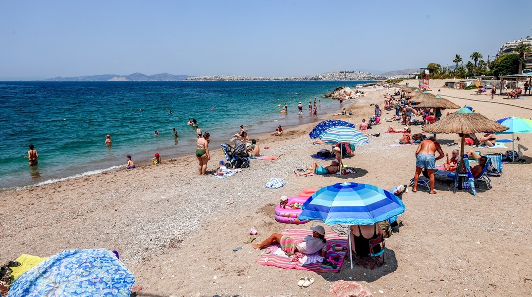 Λουόμενοι στην παραλία