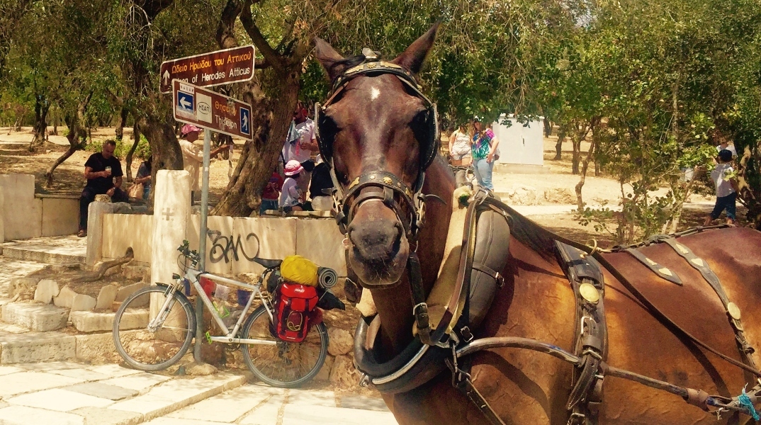 Tο αργό τράβελινγκ του αθηναϊκού καλοκαιριού