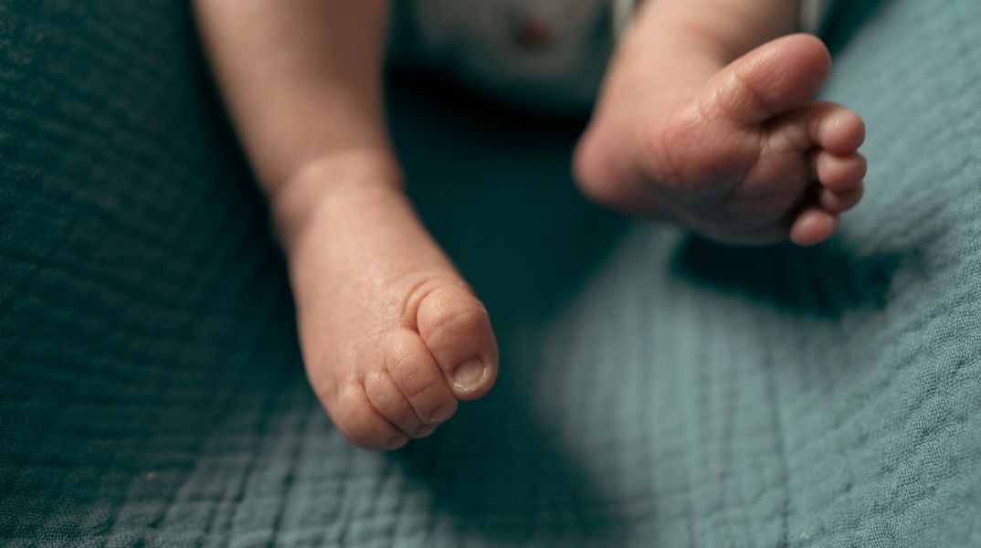 Νεκρό βρέφος στην Πάρο: Αντικρουόμενες οι εκδοχές των γονέων - Ερωτήματα για την ώρα που παρέμεινε στην παραλία