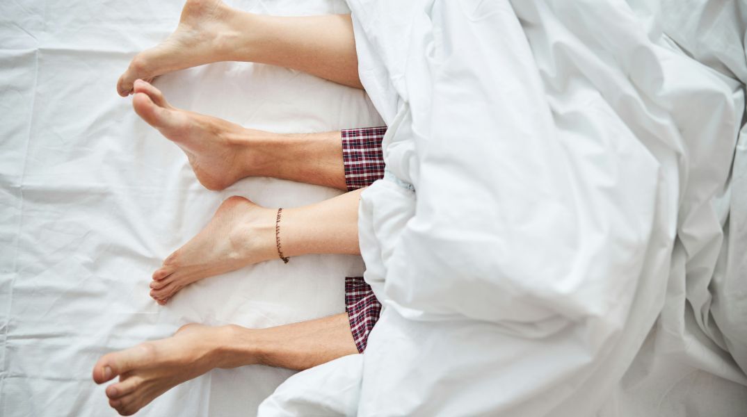 Νιώθετε κι εσείς νευρικότητα στα πόδια σας πριν κοιμηθείτε; - Η πάθηση που ίσως δεν γνωρίζετε ότι έχετε