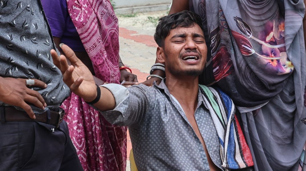 Ινδία: «Θα συνεχίσω να ψάχνω» - Οι οικογένειες των θυμάτων ελπίζουν ακόμα για τους δικούς τους ανθρώπους