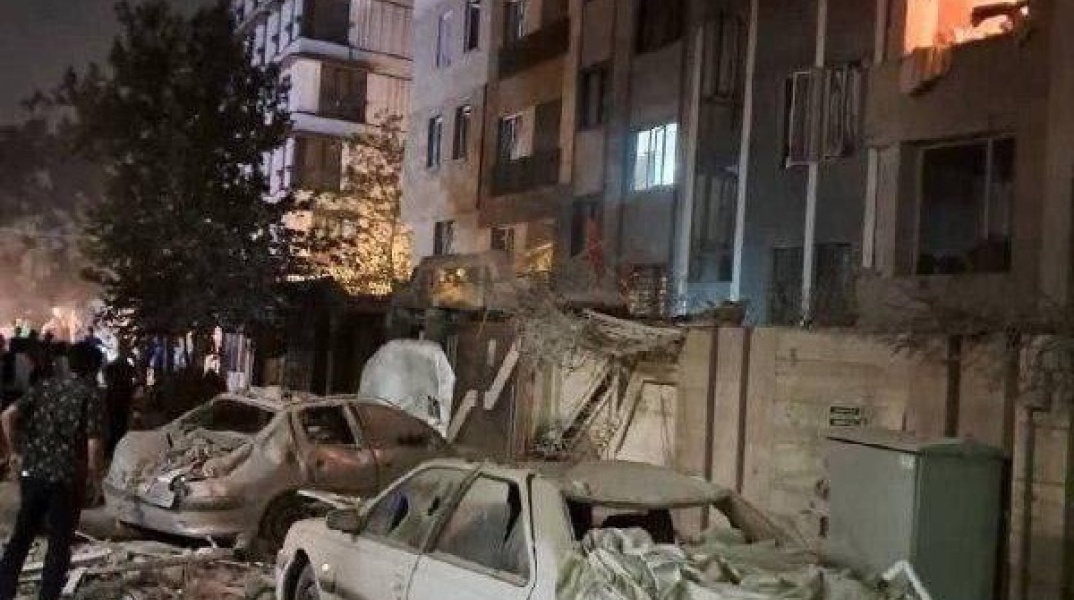 Κατεστραμμένα κτίρια και οχήματα μετά την επίθεση του Ισραήλ στο Ιράν