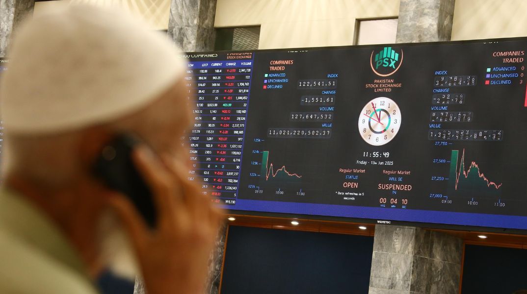 Οι τιμές του πετρελαίου εκτοξεύτηκαν μετά την ισραηλινή επίθεση στο Ιράν, ενισχύοντας φόβους για σύρραξη που θα πλήξει τον ενεργειακό εφοδιασμό.