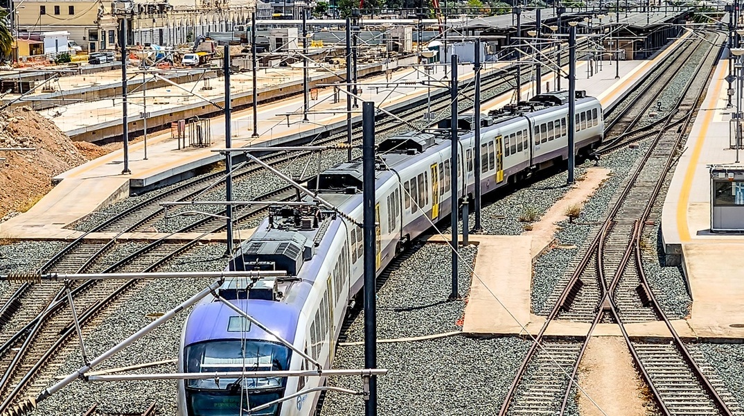 Συρμός του προαστιακού στις ράγες κοντά στον σταθμό Λαρίσης