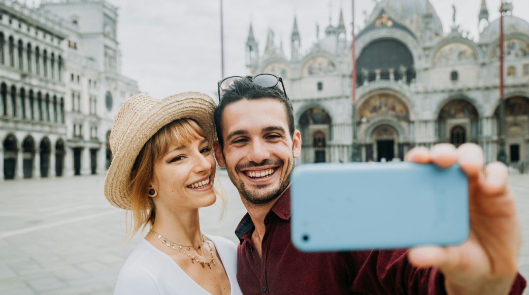 Γιατί ντυνόμαστε σαν άλλοι άνθρωποι στις διακοπές - Το Instagram effect που επηρεάζει τις επιλογές μας