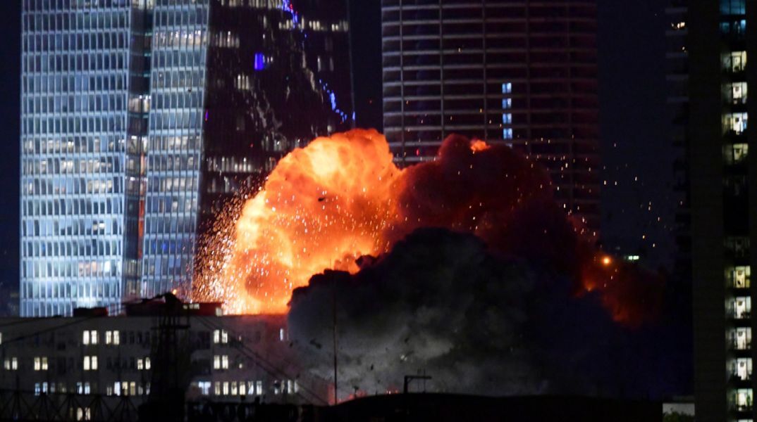 Η στιγμή που ιρανικοί πύραυλοι χτυπούν την πρωτεύουσα του Ισραήλ 