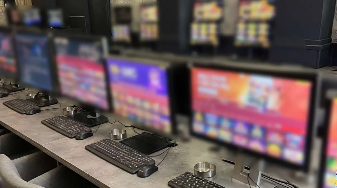 Έφοδος της ΕΛ.ΑΣ. σε κατάστημα με παράνομα «φρουτάκια» στον Πειραιά 