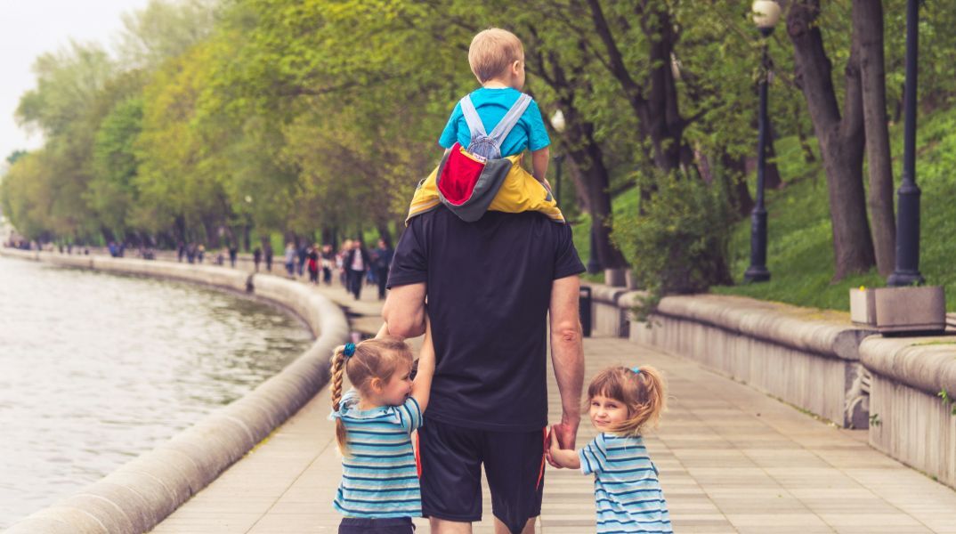 Γιορτή του Πατέρα 2025: Σήμερα γιορτάζει η αγκαλιά που κρατά τον κόσμο μας όρθιο