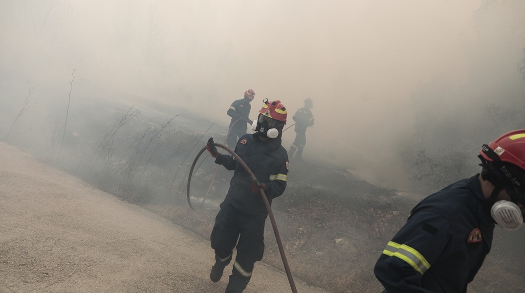 Πυροσβέστες με μάνικα σε επιχείρηση κατάσβεσης