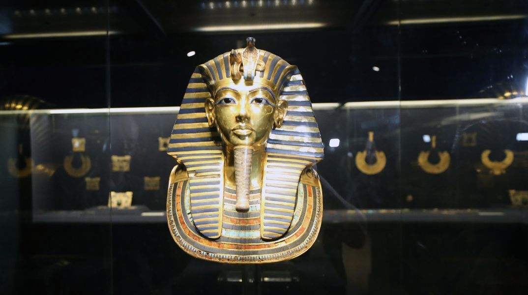 Η περίφημη χρυσή νεκρική μάσκα του Τουταγχαμών μεταφέρεται από το μουσείο του Καΐρου στο νέο υπερσύγχρονο Μεγάλο Αιγυπτιακό Μουσείο στη Γκίζα