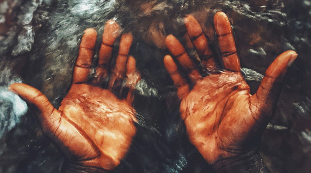 Γιατί ζαρώνουν τα δάχτυλά μας στο νερό και τι αποκαλύπτει αυτό για την υγεία μας